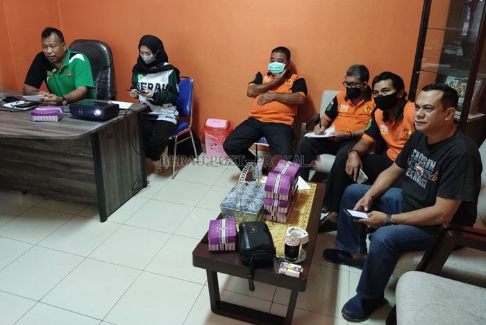 RAPAT EVALUASI: Pengurus KONI Berau saat melakukan rapat evaluasi terkait penyelenggaraan Porprov 2022, kemarin (3/9).