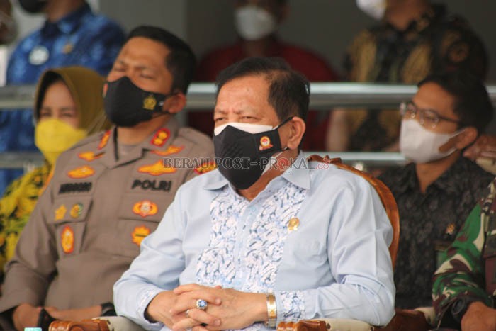 DORONG VAKSINASI: Ketua DPRD Kaltim, Makmur HAPK, saat meninjau serbuan vaksinasi di Bandara Kalimarau, kemarin (11/9). Makmur meminta serbuan vaksinasi juga menyasar masyarakat  di pedalaman.