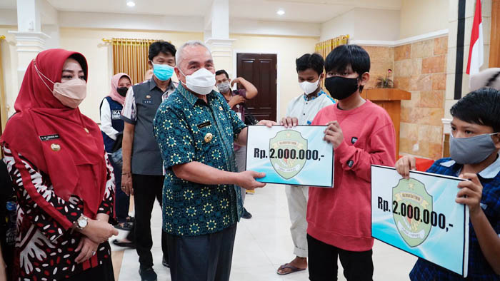 SIMBOLIS: Bupati Berau Sri Juniarsih Mas mendampingi Gubernur Isran Noor, menyerahkan santunan kepada anak yatim, piatu, maupun yatim piatu akibat Covid-19.