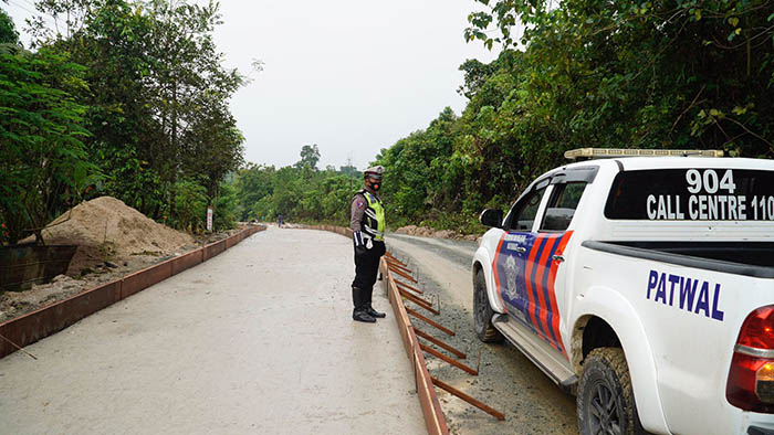 PANTAU PROGRES: Bupati Berau, Sri Juniarsih, bersama Kepada Dinas PUPR Berau, Taupan Madjid, saat meninjau lokasi segmen, belum lama ini.