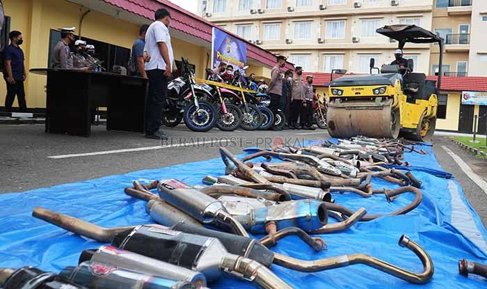 PEMUSNAHAN: Polres Berau memusnahkan 300 knalpot racing, hasil razia yang dilaksanakan sejak Juli. Sebagai simbolis, Kapolres AKBP Anggoro Wicaksono memusnahkan salah satu knalpot menggunakan pemotong besi.