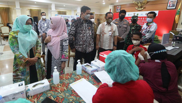 VAKSINASI: Kepala OJK Kaltim Made Toga Sudherma bersama Pimpinan Bankaltimtara Cabang Tanjung Redeb Syamsu Alam, dan Bupati Berau Sri Juniarsih Mas, menyaksikan pelaksanaan vaksinasi, kemarin (17/9).