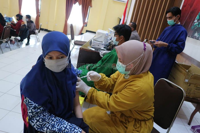 SASAR PELAJAR: Sejumlah pelajar di Kabupaten Berau mulai mendapatkan suntikan vaksin. Salah satunya di gerai vaksin Polres Berau yang dilaksanakan beberapa waktu lalu.