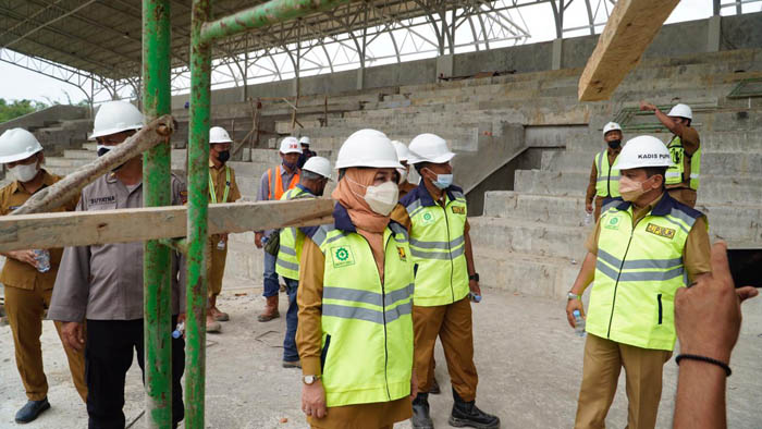 TINJAU PEMBANGUNAN: Bupati Sri Juniarsih Mas, meninjau proses pembangunan Stadion Olympic Mini yang nantinya akan menjadi venue pelaksanaan Porprov Kaltim.