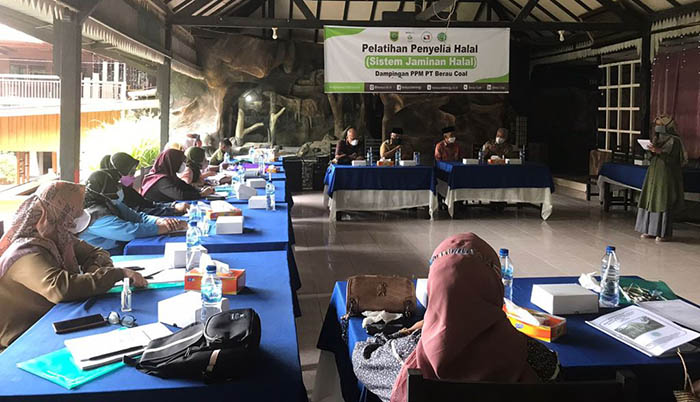 DUKUNG INDUSTRI KECIL: Pelatihan dan Sertifikasi Penyelia Halal (Sistem Jaminan Halal) dampingan PPM PT Berau Coal, dibuka secara resmi Wakil Bupati Berau, Gamalis, kemarin (21/9).