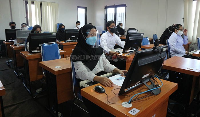 SKD CPNS: Pelaksanaan Seleksi Kompetensi Dasar (SKD) Calon Pegawai Negeri Sipil (CPNS) Kabupaten Berau dimulai kemarin (28/9). Peserta wajib menerapkan protokol kesehatan, seperti memakai masker.