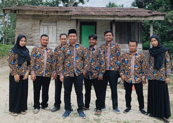 MEMBANGGAKAN: Kepala Kampung Labanan Makmur Mufid Datusahlan (berkopiah) bersama jajarannya. Mereka berhasil menjadi juara ketiga di lomba desa digital se-Kalimantan Timur.