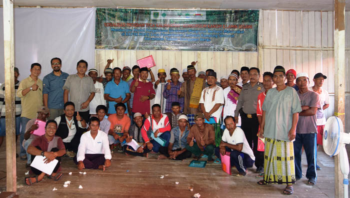 BERSAMA JAGA LINGKUNGAN: Pelaksanaan program TFCA berfoto bersama masyarakat. Keberhasilan program TFCA tak lepas dari kepedulian masyarakat dalam menjaga lingkungan, khususnya kelestarian mangrove.
