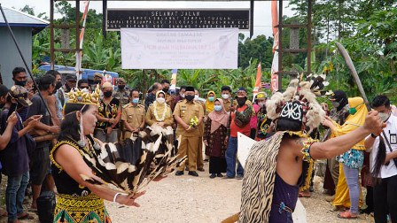 SAMBUTAN HANGAT: Kehadiran Bupati Sri Juniarsih, Wabup Gamalis, dan rombongan disambut hangat oleh masyarakat.