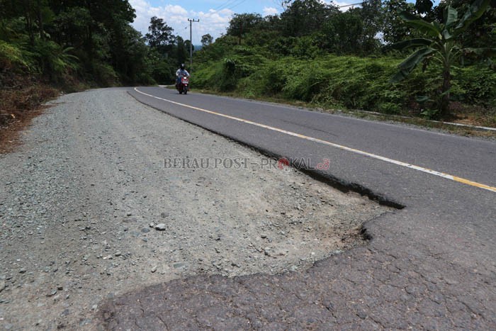DIKELUHKAN: Jalan Poros Teluk Bayur menuju Labanan dikeluhkan masyarakat setempat. Karena dinilai membahayakan pengendara yang melintas.