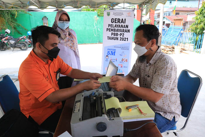 JEMPUT BOLA: Sebagai upaya memaksimalkan capaian pembayaran pajak, Bapenda Berau tahun ini kembali membuka gerai pelayanan pembayaran PBB-P2 yang kali ini dilakukan di empat kecamatan terdekat.