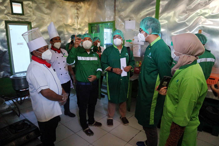 VERIFIKASI: Tim juri dari Kemenkes melakukan pemeriksaan terhadap prokes dan kebersihan katering PT Resty Nur.