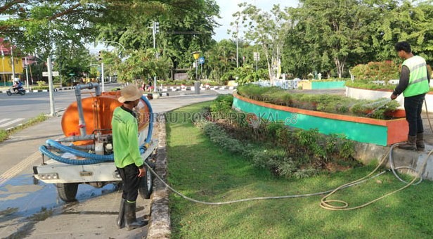 KELUHKAN STANDARISASI GAJI: Petugas kebersihan dari DLHK Berau saat bertugas membersihkan ruas jalan protokol di kawasan Tanjung Redeb. Tahun ini standarisasi gaji mereka diatur kembali.
