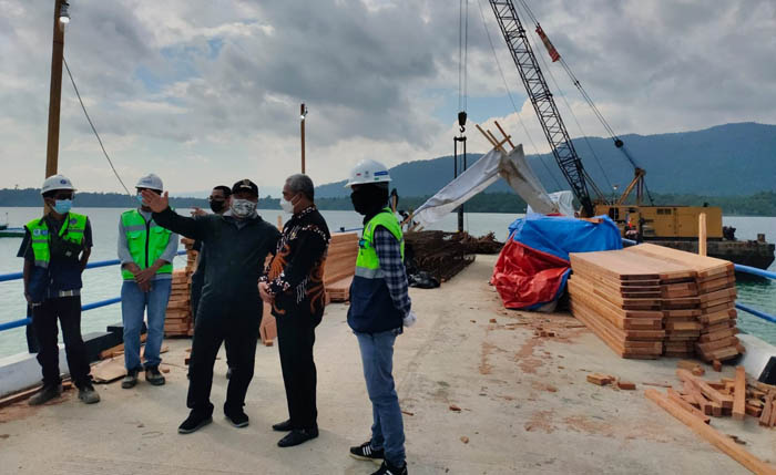 TINJAU PEMBANGUNAN: Wabup Gamalis saat meninjau proses pembangunan Dermaga Teluk Sulaiman.
