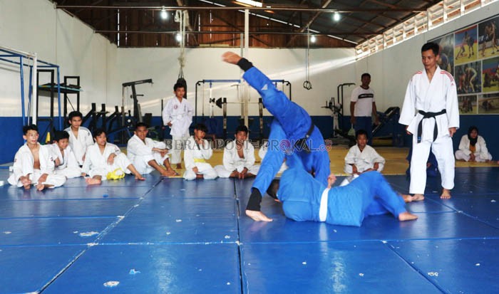 TAHAP AKHIR: Atlet judo saat menjalani seleksi tahap akhir untuk persiapan Popda tahun ini.
