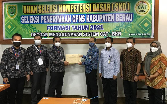 HASIL SKD: Sekkab Berau M Gazali (empat kanan) didampingi Kepala BKPP Berau Muhammad Said, menerima dokumen hasil SKD CPNS dari tim pengawas BKN Kaltim, di BKPP, Kamis (7/10) sore.