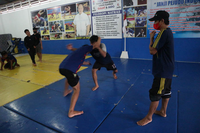 LATIHAN RUTIN: Atlet gulat Berau saat menjalani latihan rutin setiap hari sebagai persiapan di ajang Popda tahun ini.