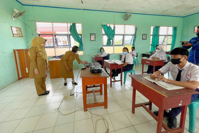 TINJAU PTM: Bupati Sri Juniarsih Mas, meninjau hari pertama pelaksanaan PTM (11/10).