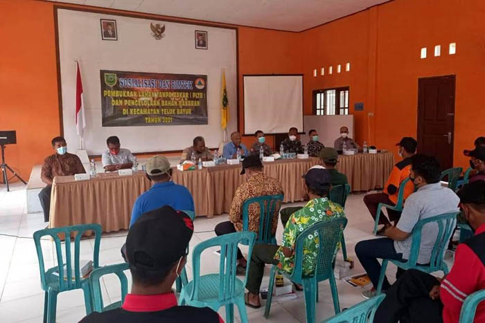 CEGAH KARHUTLA: Sejumlah masyarakat mengikuti sosialisasi dan bimtek terkait pembukaanlahan tanpa bakar (PLTB) yang dilaksanakan di Kampung Labanan Makarti, Sabtu (9/10).