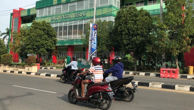 BELUM TATAP MUKA: Gedung SMK 1 Berau masih tampak lengang. Siswa sekolah yang beralamat di Jalan Pemuda tersebut masih mengikuti pelajaran secara daring, walau kasus Covid-19 di Berau sudah melandai.