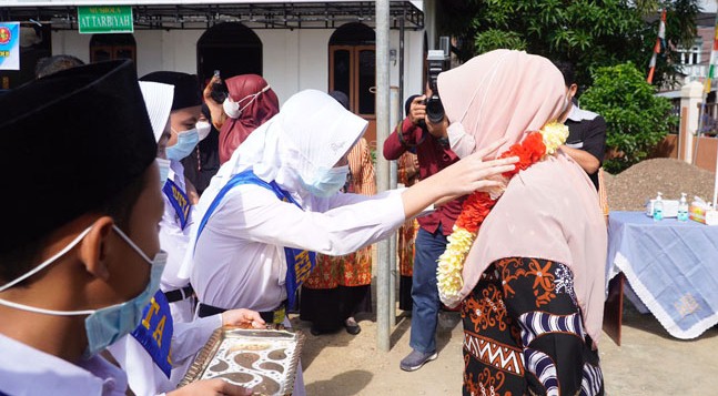 DISAMBUT: Bupati Sri Juniarsih Mas, mendapat sambutan dari pelajar di SDN 019.