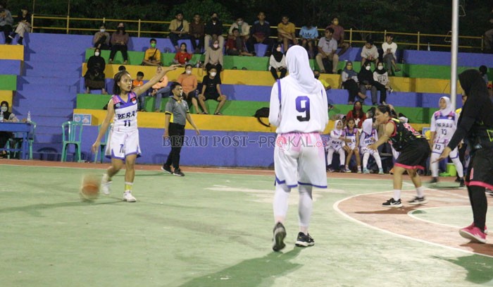 SELEKSI: Perbasi Berau melakukan seleksi pemain Popda (putih), melalui turnamen lokal yang diikuti sejumlah klub di Berau.