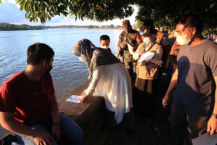 PROKES: Operasi yustisi yang dilaksanakan beberapa waktu lalu. Meski saat ini kasus Covid mulai melandai, namun satgas berencana melaksanakan operas yustisi kembali, untuk memastikan seluruh masyarkat tetap patuh akan prokes.