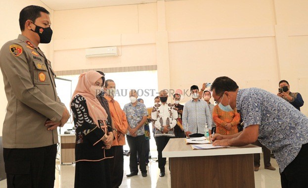 DEKLARASI DAMAI: Para calon kepala kampung menandatangani Deklarasi Damai, disaksikan Bupati Berau Sri Juniarsih, Kapolres Berau AKBP Anggoro Wicaksono, dan Kajari Berau Nislianudin, di gedung Bapelitbang kemarin (23/10).