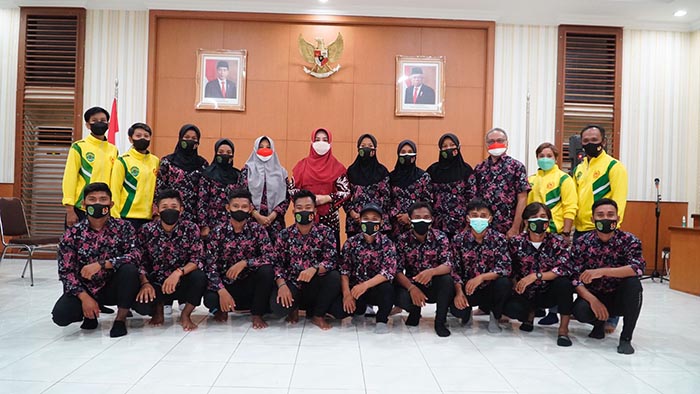 BERSAMA ATLET: Bupati Berau Sri Juniarsih Mas, foto bersama dengan para atlet yang telah berlaga di PON Papua, di malam ramah tamah Jumat (23/10) lalu.