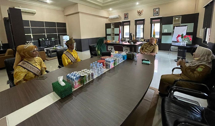 BERBINCANG: Wakil Bupati Gamalis, berbincang banyak hal dengan duta wisata Kaltim, termasuk rencana Berau menjadi tuan rumah pemilihan duta wisata nasional tahun depan.