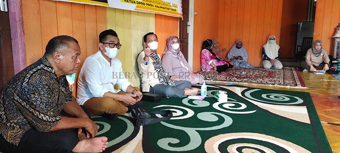 TUGAS KEDEWANAN: Makmur HAPK ketika memimpin reses di Kampung Teluk Sulaiman, Bidukbiduk, Sabtu lalu.