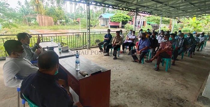 INTERAKTIF: Makmur HAPK ketika berdialog dengan masyarakat saat menggelar reses di Kampung Giring-Giring, Sabtu (23/10) lalu.