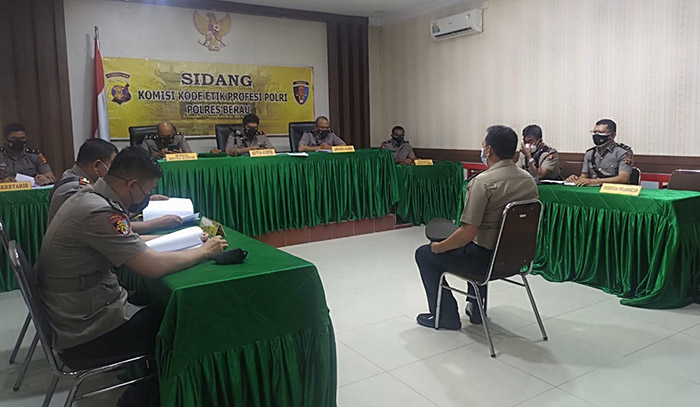 SIDANG TERBATAS: Komisi Kode Etik Polri (KKEP) menggelar sidang terbatas terhadap salah satu personel yang melanggar kode etik karena terlibat peredaran sabu-sabu, Senin (25/10) lalu.