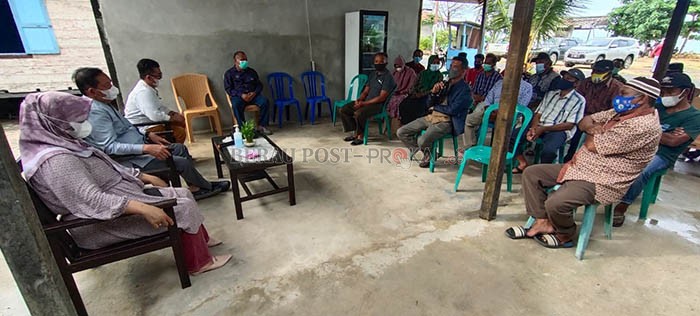 SAPA MASYARAKAT: Ketua DPRD Kaltim Makmur HAPK ketika berdialog dengan masyarakat Bidukbiduk, saat reses pada Sabtu (23/10).