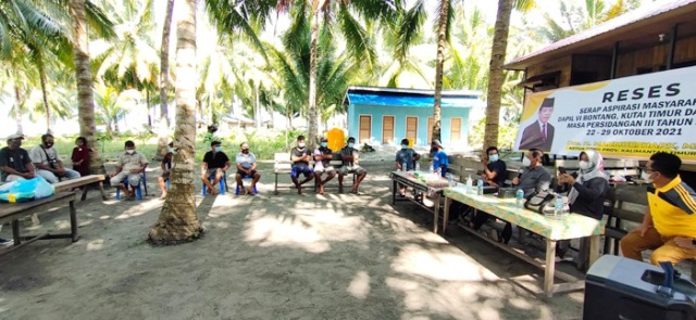 BERI MOTIVASI: Makmur HAPK saat berdialog dengan masyarakat Pulau Kaniungan, Minggu (24/10).