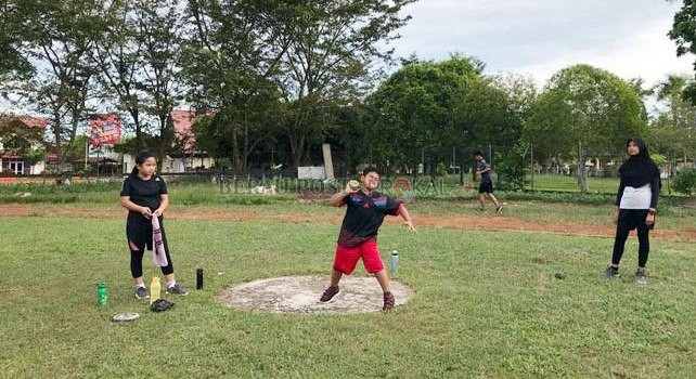 JALANI LATIHAN: Atlet tolak peluru saat aktif menjalani latihan rutin di Lapangan Batiwakkal.