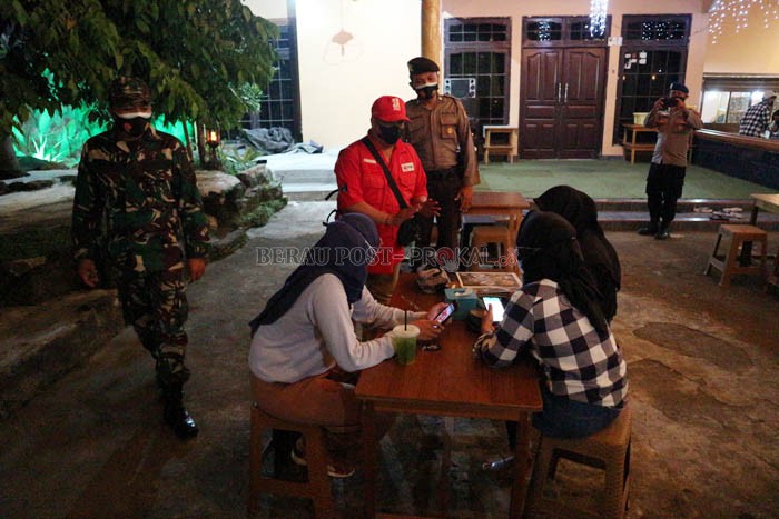 DIGENCARKAN: Satgas Covid-19 Kabupaten Berau kembali menggelar operasi yustisi di tempat-tempat keramaian, tadi malam.