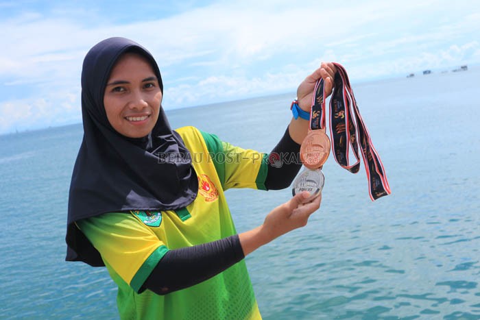 BERPRESTASI: Nenni Marlini, peselancar asal Tanjung Batu peraih medali perak dan perunggu di PON XX Papua 2021.
