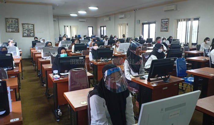 MENUNGGU JADWAL: Peserta CPNS 2021 saat mengikuti ujian Seleksi Kompetensi Dasar (SKD) Oktober lalu. Mereka yang lolos SKD akan mengikuti ujian Seleksi Kompetensi Bidang (SKB) yang pelaksanaannya masih menunggu jadwal.