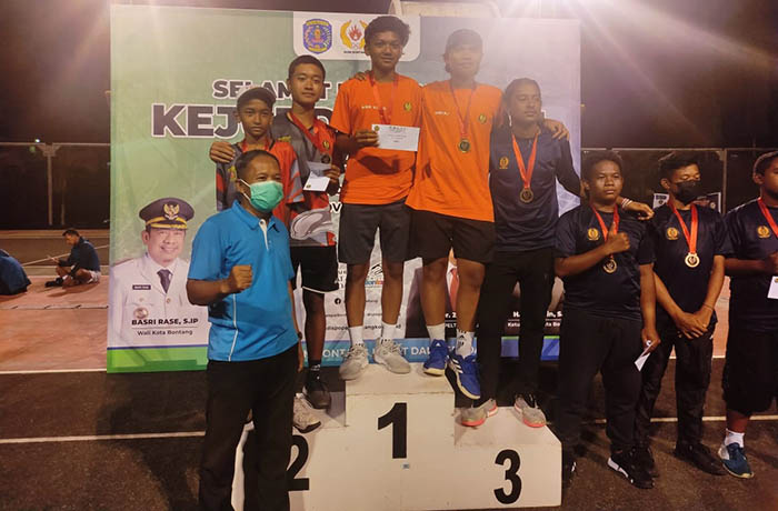 PODIUM: Atlet Tenis Lapangan saat naik podium satu pada Kejurprov di Bontang.