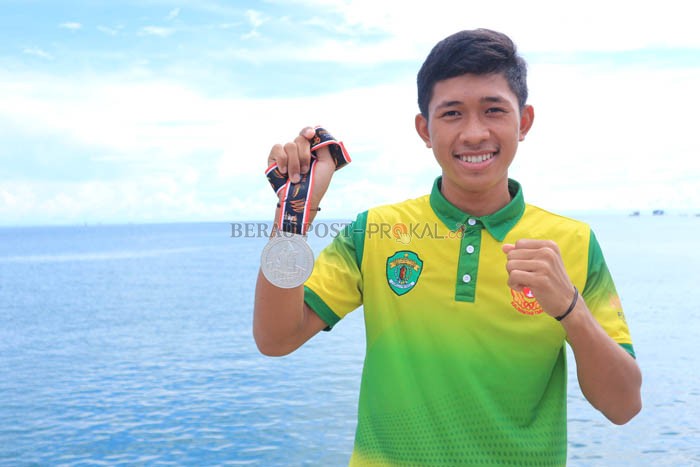 SUMBANG MEDALI: Muhammad Farham menyumbangkan medali perak di class Laser 4.7 Putra untuk kontingen Kaltim di PON XX Papua.