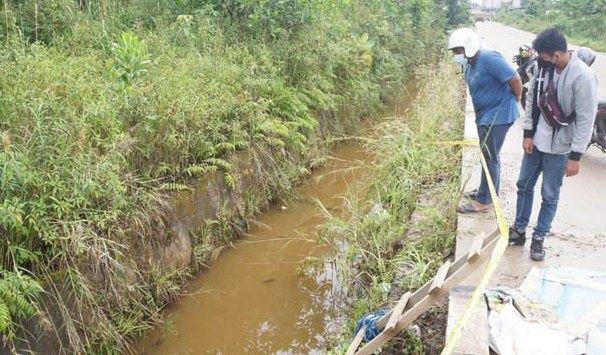 LOKASI PENEMUAN: Sejumlah pengendara berhenti sejenak untuk melihat lokasi ditemukannya jenazah di Gang Sari Padat Karya. Kondisi jenazah sebelum dievakuasi petugas.