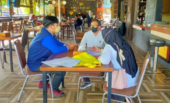 SIDAK: Petugas PKM saat mendatangi kafe untuk mengecek kondisi lingkungan dan tempat pengelolaan makanannya.