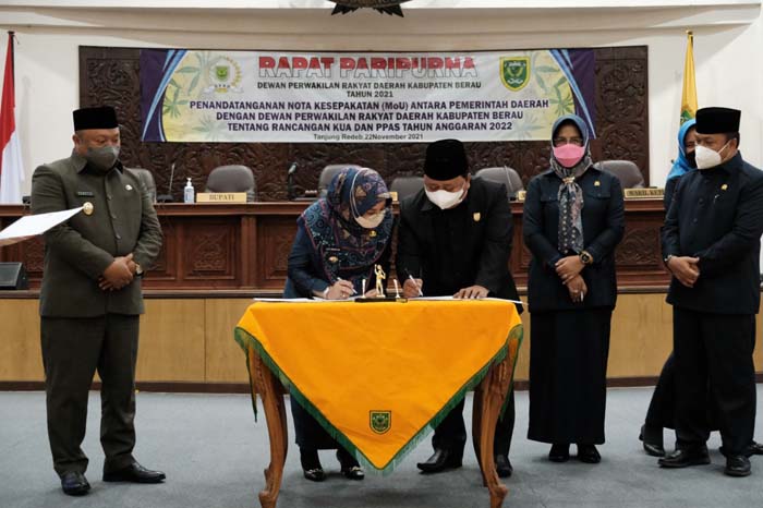 SEPAKAT: Bupati Sri Juniarsih bersama Ketua DPRD Berau melakukan penandatanganan nota kesepakatan KUA-PPAS 2022, kemarin (22/11).