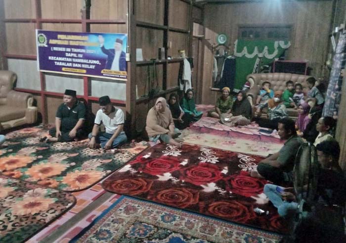 SERAP ASPIRASI: Ketua DPRD Berau, Madri Pani, saat mendengarkan keluhan masyarakat di Kampung Pesayan, dan Kampung Buyung-Buyung. Salah satunya mengenai jaringan internet