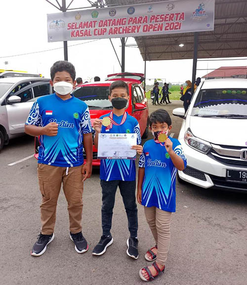 CATAT PRESTASI: Athari (tengah) bersama rekannya foto bersama usai menerima medali emas pada ajang Kasal Cup Archery Open.
