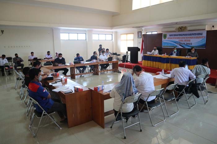 BAHAS UMK: Rapat penetapan UMK 2022 antara Dewan Pengupahan, Apindo, dan serikat pekerja/buruh Berau (24/11).