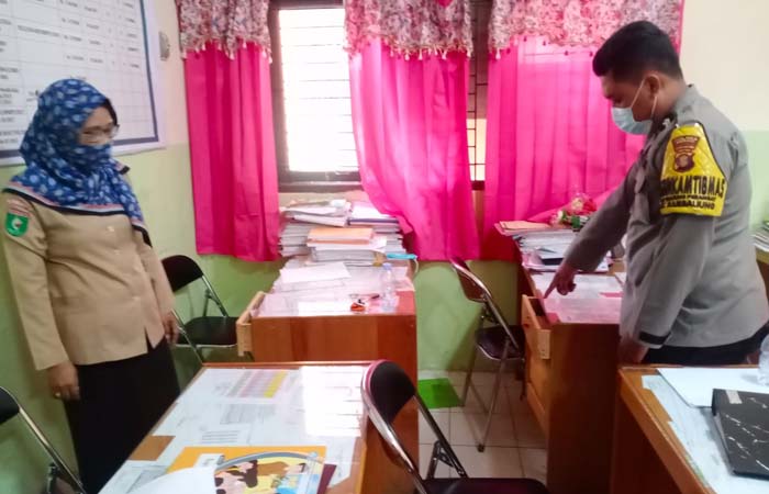 OLAH TKP: Polisi memeriksa ruang guru di SD 004 Sambaliung yang dibobol maling.