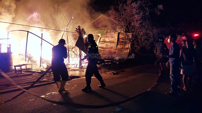 BERKOBAR: Satu bengkel di Gang Garuda, Kelurahan Rinding, ludes dilahap si jago merah beserta 16 unit motor warga yang diservis.