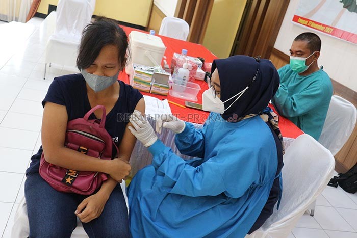 TINGKATKAN IMUNITAS: Antusiasme masyarakat cukup tinggi untuk mendapatkan vaksin Covid-19, guna menambah daya tahan tubuh.